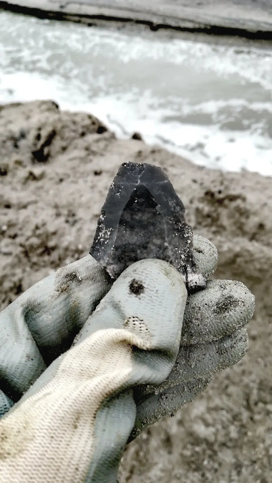 Detalhe de um vestígio arqueológico identificado durante trabalho de campo