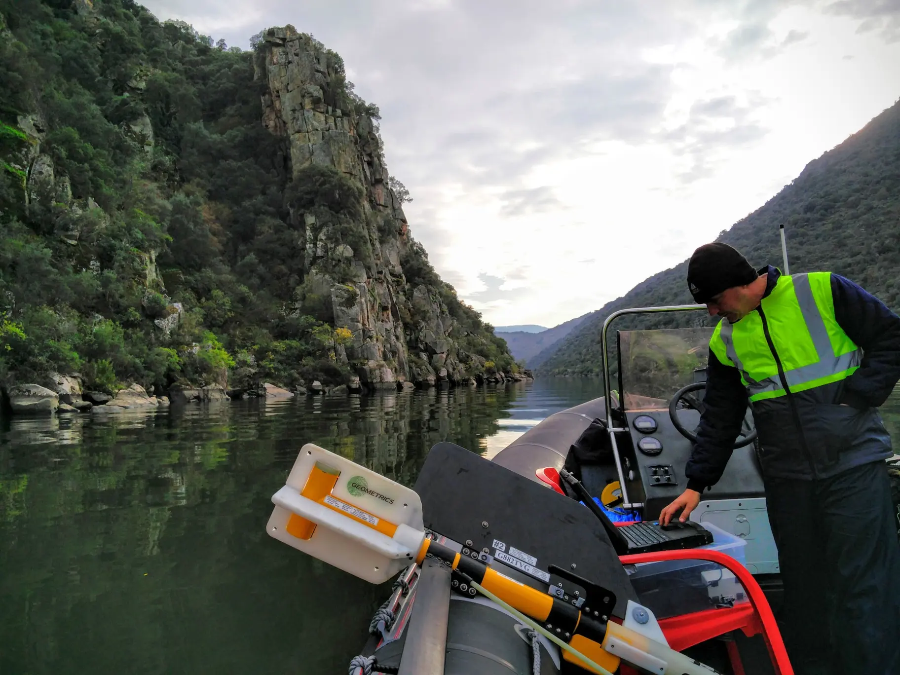 Trabalho de prospeção arqueológica numa paisagem fluvial